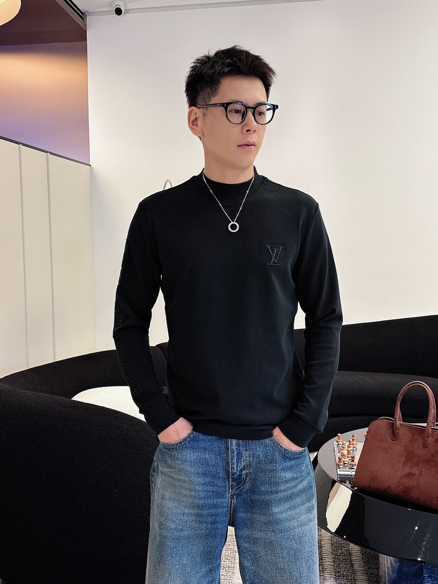 NO:596743,[New Product] 2025SS Autumn and Winter 'Donkey' brand men's round neck long-sleeved bottoming shirt is available at the counter simultaneously. It is of high-precision luxury quality and has a strong sense of light luxury. The new collar is embellished with yarn-dyed elements, which has the latest fashion temperament and charming charm. Knitted cotton fabric, compound plus velvet!  The texture feels comfortable, and the sense of detail and soft touch are invincible. The badge does not need to be explained deliberately. It is a masterpiece of the original embroidery technology of the machine needle point, full and three-dimensional! The concave and convex shape highlights the beauty, and it is a new experience. Color White/Black Size S/M/L/XL/2XL S Shoulder Width 42 Bust 100 Clothes Length 64 Sleeve Length 63, Louis Vuitton, Alexander Wang19860909【新品】2025SS秋冬 “驴”牌男士圆领长袖打底衫 柜台同步发售,高精细的奢华品质,轻奢感超强.全新领圈点缀色织元素拥有最新的时尚气质及将魅力韵味. 针织棉面料,复合加绒！手感质感舒适,细节感和柔触感更是无敌. 徽章无需刻意去解释.器械针点原始刺绣工艺的杰作,饱满立体!凹凸造型彰显美感,凛然一新的体验. 颜色白色/黑色 尺码S/M/L/XL/2XL S肩宽42胸围100衣长64袖长63,,louis vuitton,alexander wang,Men's clothing