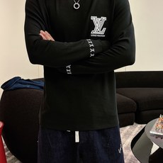LV 秋冬专柜新款 时尚休闲打底衫长袖T恤,精选进口高密度双面拉架棉面料,精致原版logo打造,舒适性与 LV 秋冬专柜新款 时尚休闲打底衫长袖T恤,精选进口高密度双面拉架棉面料,精致原版logo打造,舒适性与