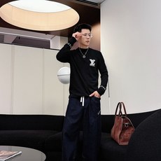 LV 秋冬专柜新款 时尚休闲打底衫长袖T恤,精选进口高密度双面拉架棉面料,精致原版logo打造,舒适性与 LV 秋冬专柜新款 时尚休闲打底衫长袖T恤,精选进口高密度双面拉架棉面料,精致原版logo打造,舒适性与