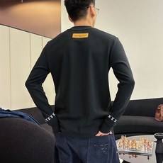 LV 秋冬专柜新款 时尚休闲打底衫长袖T恤,精选进口高密度双面拉架棉面料,精致原版logo打造,舒适性与 LV 秋冬专柜新款 时尚休闲打底衫长袖T恤,精选进口高密度双面拉架棉面料,精致原版logo打造,舒适性与
