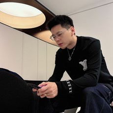 LV 秋冬专柜新款 时尚休闲打底衫长袖T恤,精选进口高密度双面拉架棉面料,精致原版logo打造,舒适性与 LV 秋冬专柜新款 时尚休闲打底衫长袖T恤,精选进口高密度双面拉架棉面料,精致原版logo打造,舒适性与
