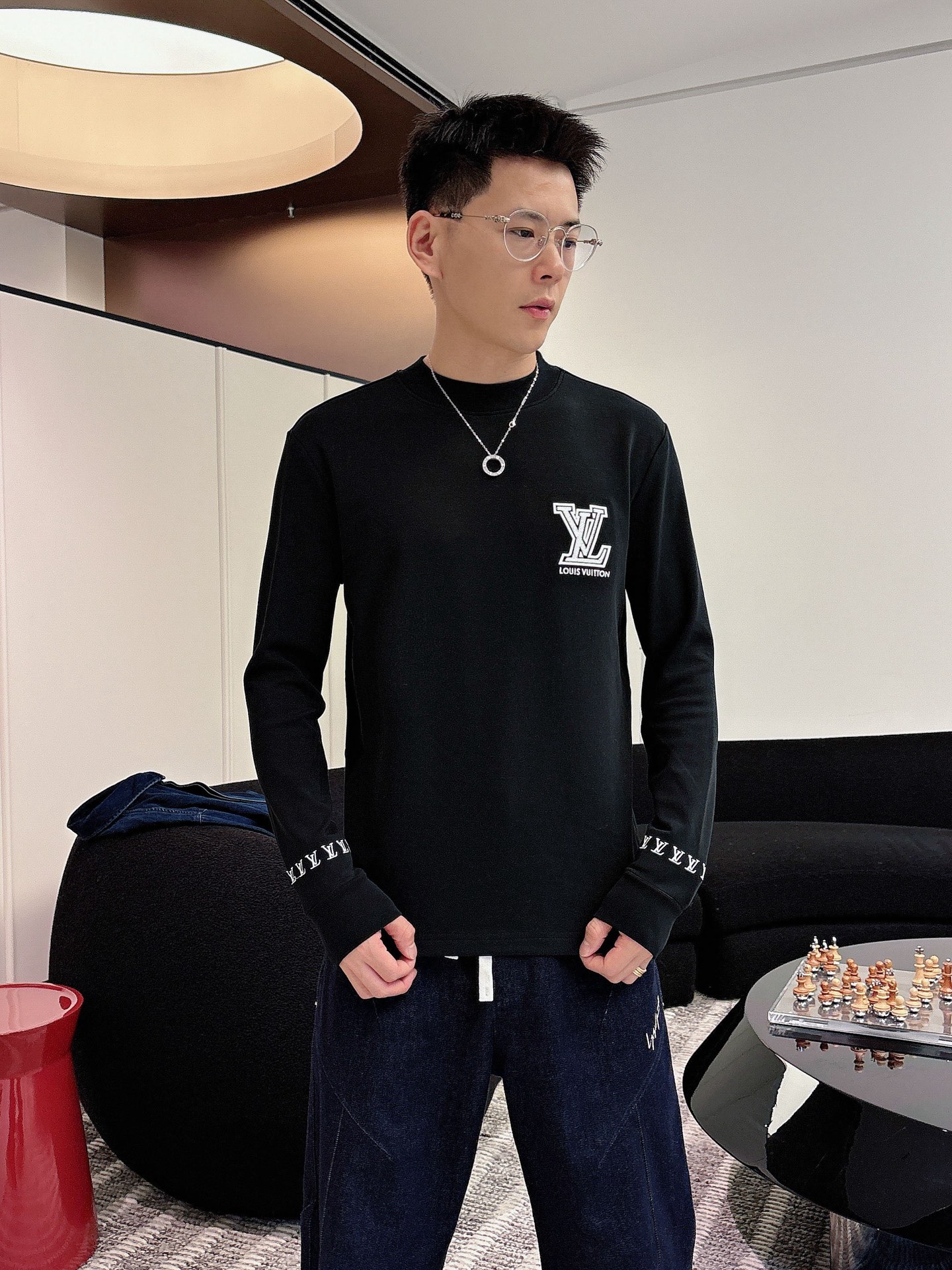 LV 秋冬专柜新款 时尚休闲打底衫长袖T恤，精选进口高密度双面拉架棉面料，精致原版logo打造，舒适性与