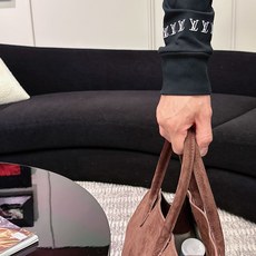 LV 秋冬专柜新款 时尚休闲打底衫长袖T恤,精选进口高密度双面拉架棉面料,精致原版logo打造,舒适性与 LV 秋冬专柜新款 时尚休闲打底衫长袖T恤,精选进口高密度双面拉架棉面料,精致原版logo打造,舒适性与