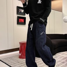 LV 秋冬专柜新款 时尚休闲打底衫长袖T恤,精选进口高密度双面拉架棉面料,精致原版logo打造,舒适性与 LV 秋冬专柜新款 时尚休闲打底衫长袖T恤,精选进口高密度双面拉架棉面料,精致原版logo打造,舒适性与