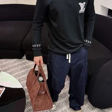 LV 秋冬专柜新款 时尚休闲打底衫长袖T恤,精选进口高密度双面拉架棉面料,精致原版logo打造,舒适性与 LV 秋冬专柜新款 时尚休闲打底衫长袖T恤,精选进口高密度双面拉架棉面料,精致原版logo打造,舒适性与