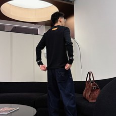 LV 秋冬专柜新款 时尚休闲打底衫长袖T恤,精选进口高密度双面拉架棉面料,精致原版logo打造,舒适性与 LV 秋冬专柜新款 时尚休闲打底衫长袖T恤,精选进口高密度双面拉架棉面料,精致原版logo打造,舒适性与