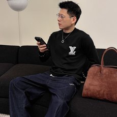 LV 秋冬专柜新款 时尚休闲打底衫长袖T恤,精选进口高密度双面拉架棉面料,精致原版logo打造,舒适性与 LV 秋冬专柜新款 时尚休闲打底衫长袖T恤,精选进口高密度双面拉架棉面料,精致原版logo打造,舒适性与