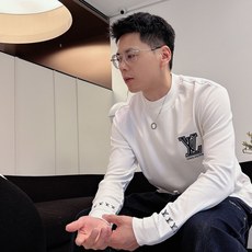 LV 秋冬专柜新款 时尚休闲打底衫长袖T恤,精选进口高密度双面拉架棉面料,精致原版logo打造,舒适性与 LV 秋冬专柜新款 时尚休闲打底衫长袖T恤,精选进口高密度双面拉架棉面料,精致原版logo打造,舒适性与
