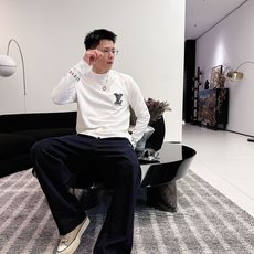 LV 秋冬专柜新款 时尚休闲打底衫长袖T恤,精选进口高密度双面拉架棉面料,精致原版logo打造,舒适性与 LV 秋冬专柜新款 时尚休闲打底衫长袖T恤,精选进口高密度双面拉架棉面料,精致原版logo打造,舒适性与