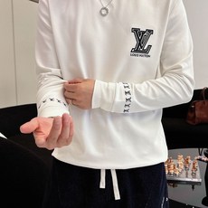 LV 秋冬专柜新款 时尚休闲打底衫长袖T恤,精选进口高密度双面拉架棉面料,精致原版logo打造,舒适性与 LV 秋冬专柜新款 时尚休闲打底衫长袖T恤,精选进口高密度双面拉架棉面料,精致原版logo打造,舒适性与