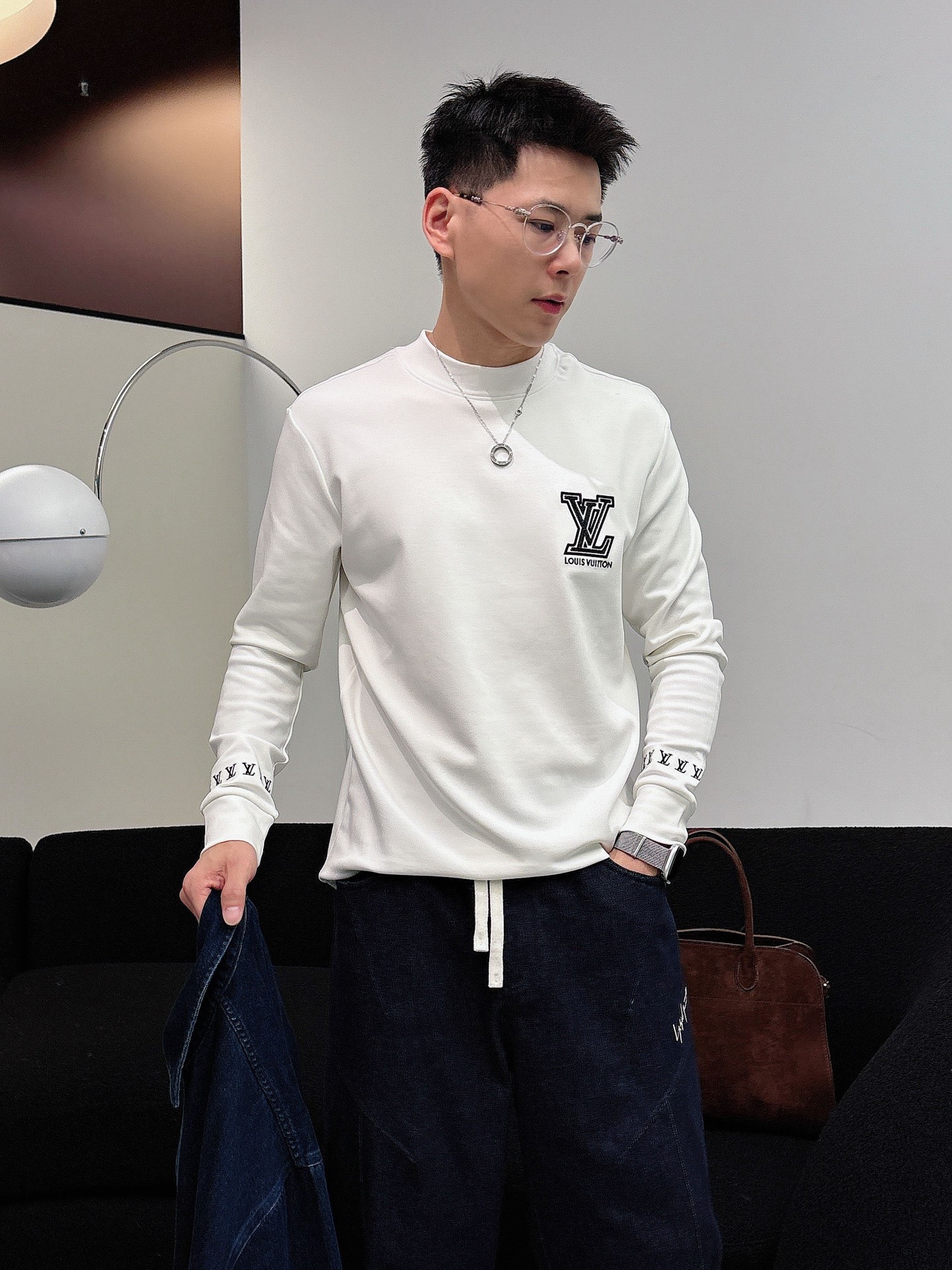 LV 秋冬专柜新款 时尚休闲打底衫长袖T恤，精选进口高密度双面拉架棉面料，精致原版logo打造，舒适性与