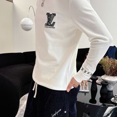 LV 秋冬专柜新款 时尚休闲打底衫长袖T恤,精选进口高密度双面拉架棉面料,精致原版logo打造,舒适性与 LV 秋冬专柜新款 时尚休闲打底衫长袖T恤,精选进口高密度双面拉架棉面料,精致原版logo打造,舒适性与