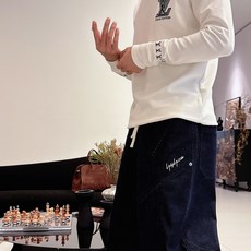 LV 秋冬专柜新款 时尚休闲打底衫长袖T恤,精选进口高密度双面拉架棉面料,精致原版logo打造,舒适性与 LV 秋冬专柜新款 时尚休闲打底衫长袖T恤,精选进口高密度双面拉架棉面料,精致原版logo打造,舒适性与