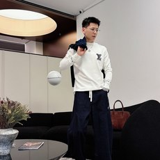 LV 秋冬专柜新款 时尚休闲打底衫长袖T恤,精选进口高密度双面拉架棉面料,精致原版logo打造,舒适性与 LV 秋冬专柜新款 时尚休闲打底衫长袖T恤,精选进口高密度双面拉架棉面料,精致原版logo打造,舒适性与