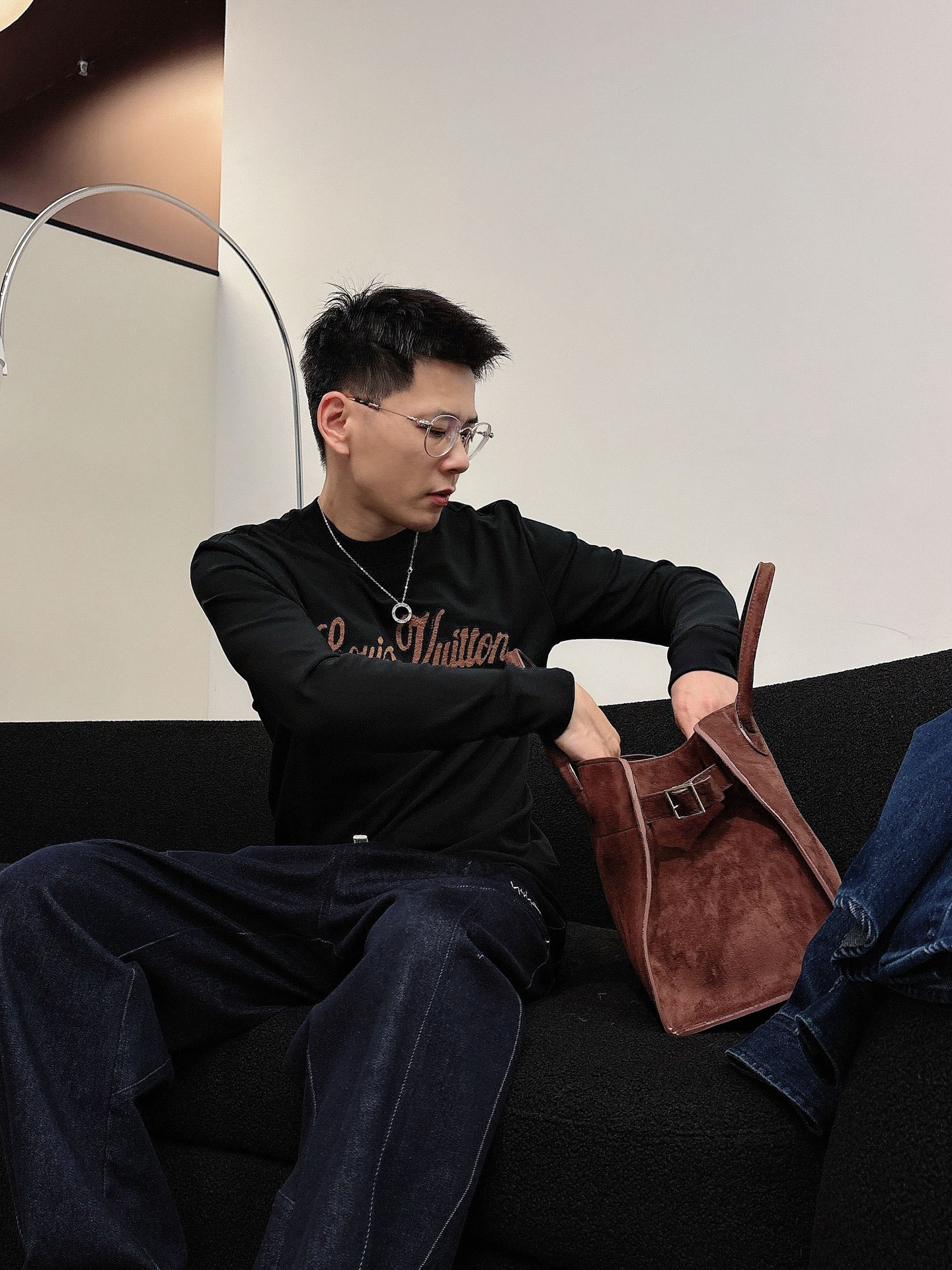 LV 秋冬专柜新款 时尚休闲打底衫长袖T恤，精选进口高密度双面拉架棉面料，精致原版logo打造，舒适性与