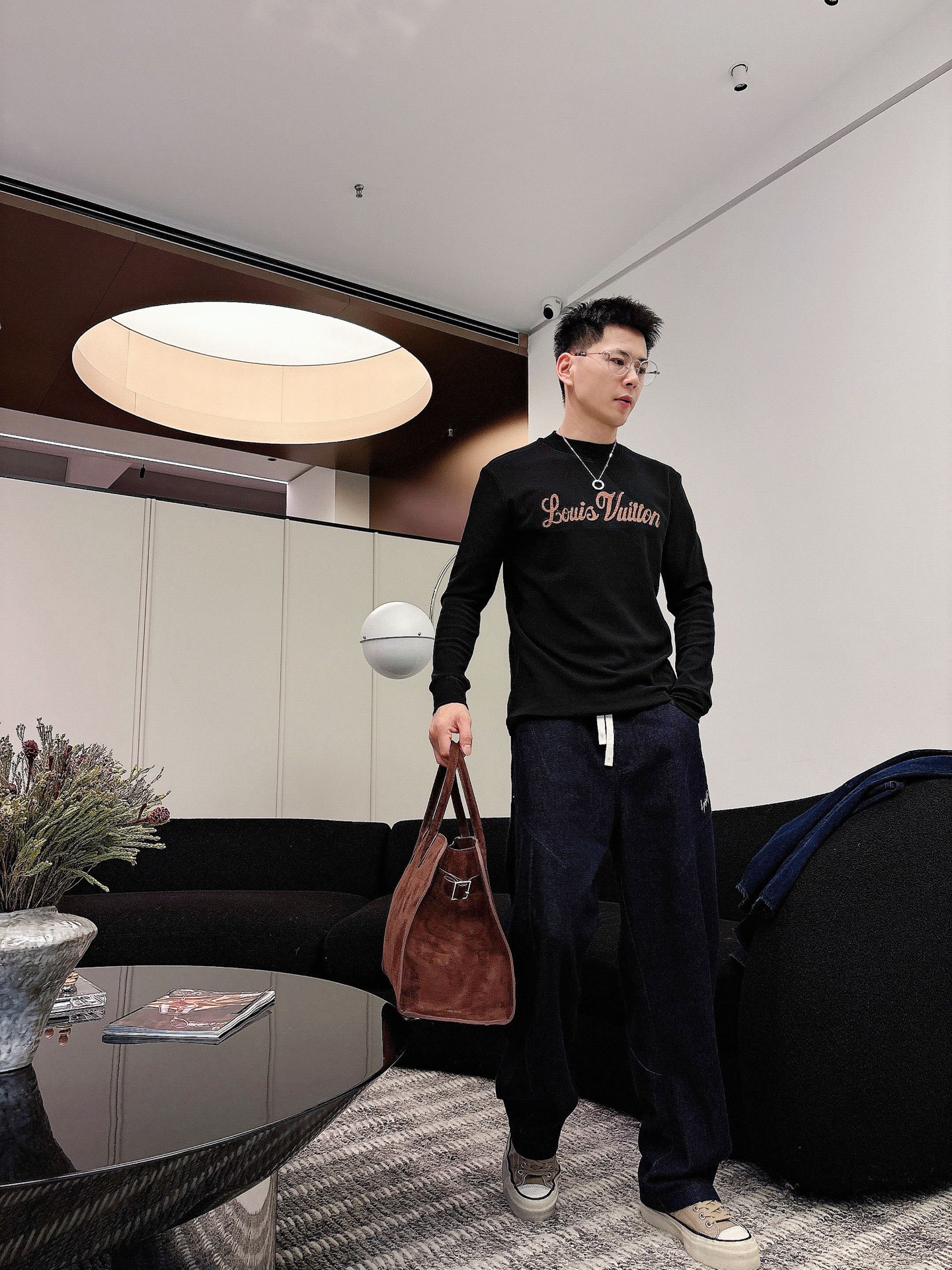 LV 秋冬专柜新款 时尚休闲打底衫长袖T恤，精选进口高密度双面拉架棉面料，精致原版logo打造，舒适性与
