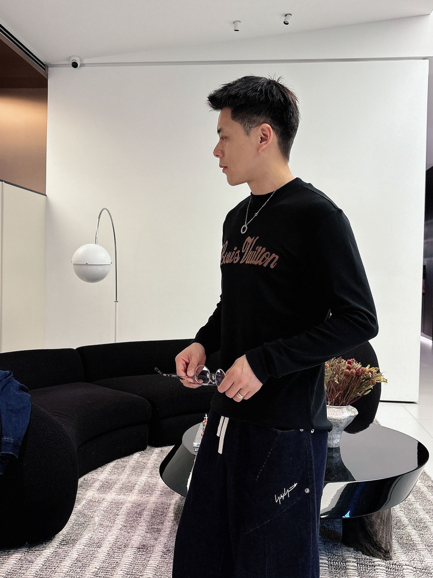 LV 秋冬专柜新款 时尚休闲打底衫长袖T恤，精选进口高密度双面拉架棉面料，精致原版logo打造，舒适性与