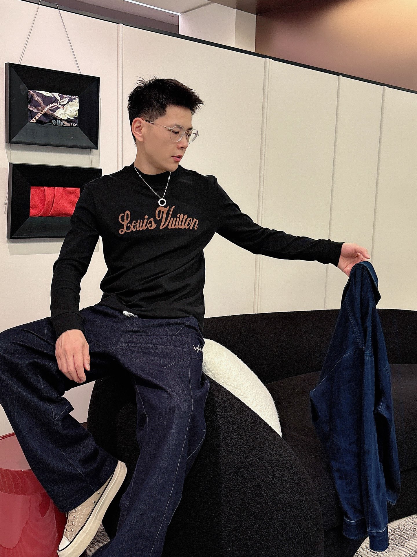 LV 秋冬专柜新款 时尚休闲打底衫长袖T恤，精选进口高密度双面拉架棉面料，精致原版logo打造，舒适性与