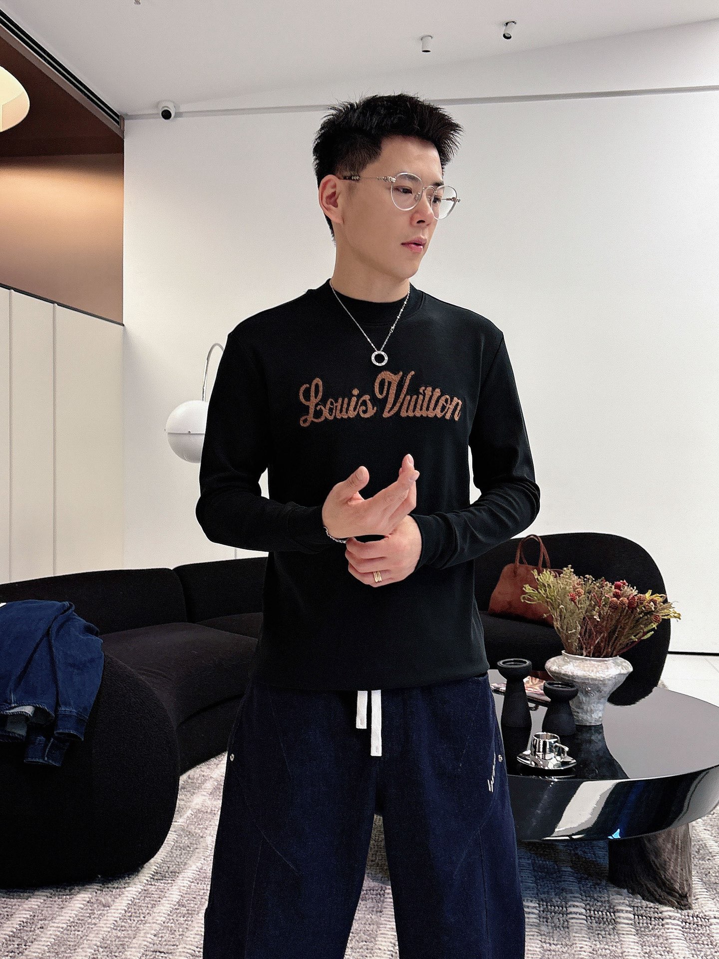 LV 秋冬专柜新款 时尚休闲打底衫长袖T恤，精选进口高密度双面拉架棉面料，精致原版logo打造，舒适性与