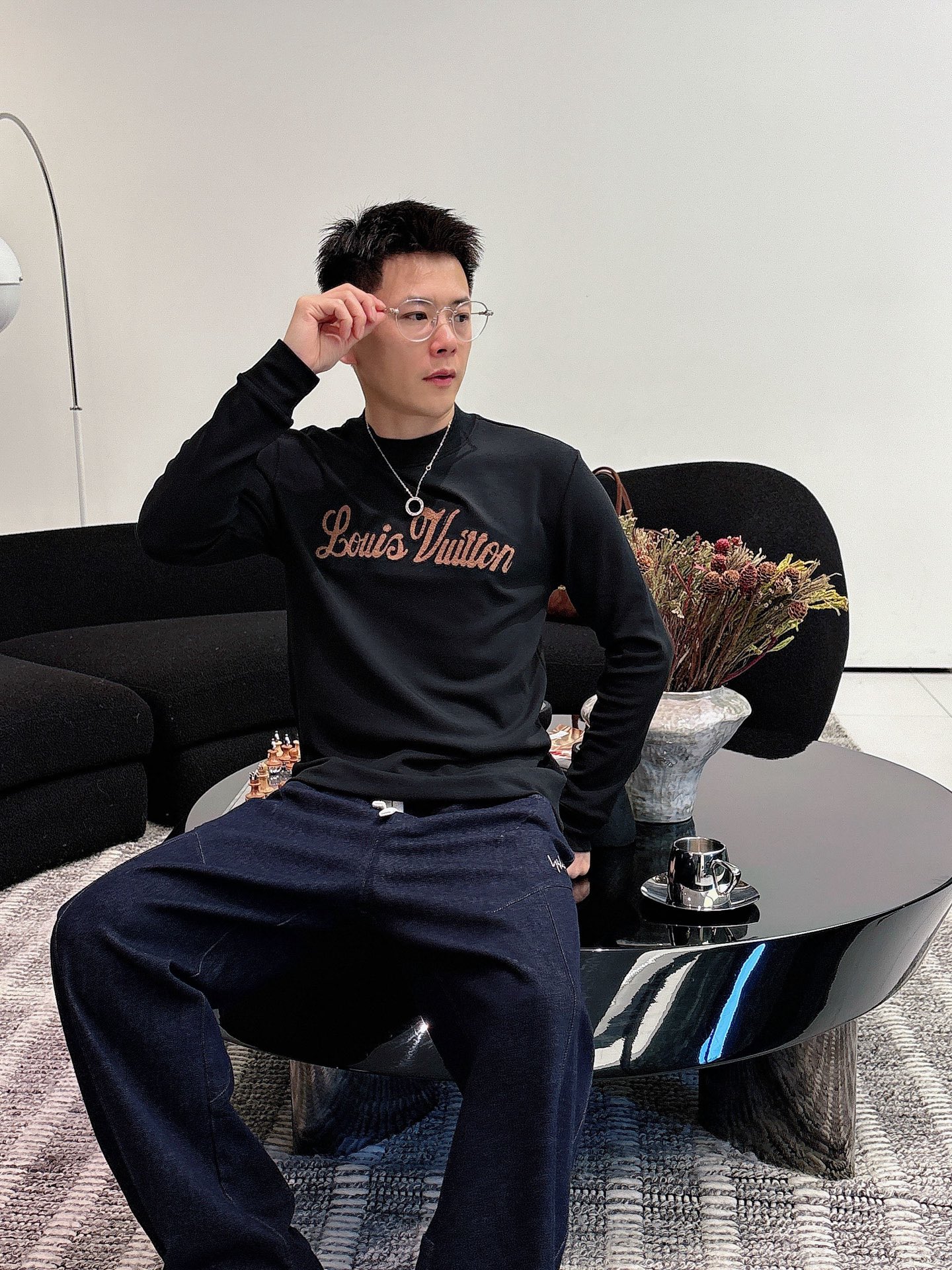 LV 秋冬专柜新款 时尚休闲打底衫长袖T恤，精选进口高密度双面拉架棉面料，精致原版logo打造，舒适性与