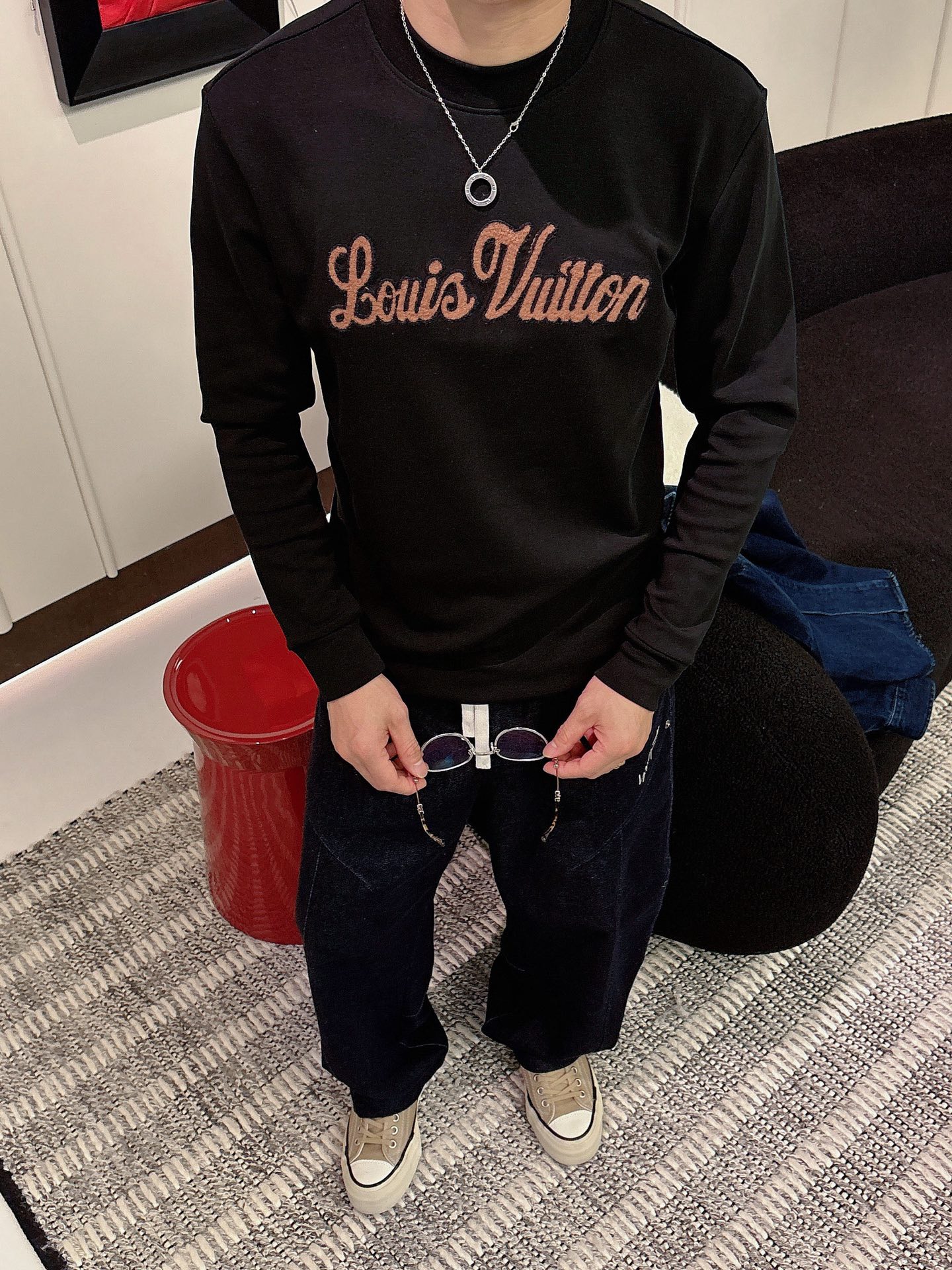 LV 秋冬专柜新款 时尚休闲打底衫长袖T恤，精选进口高密度双面拉架棉面料，精致原版logo打造，舒适性与