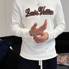 LV 秋冬专柜新款 时尚休闲打底衫长袖T恤,精选进口高密度双面拉架棉面料,精致原版logo打造,舒适性与 LV 秋冬专柜新款 时尚休闲打底衫长袖T恤,精选进口高密度双面拉架棉面料,精致原版logo打造,舒适性与