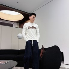 LV 秋冬专柜新款 时尚休闲打底衫长袖T恤,精选进口高密度双面拉架棉面料,精致原版logo打造,舒适性与 LV 秋冬专柜新款 时尚休闲打底衫长袖T恤,精选进口高密度双面拉架棉面料,精致原版logo打造,舒适性与
