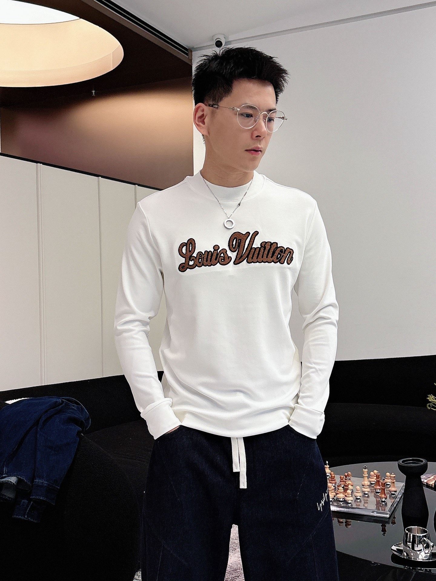 LV 秋冬专柜新款 时尚休闲打底衫长袖T恤，精选进口高密度双面拉架棉面料，精致原版logo打造，舒适性与