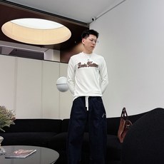 LV 秋冬专柜新款 时尚休闲打底衫长袖T恤,精选进口高密度双面拉架棉面料,精致原版logo打造,舒适性与 LV 秋冬专柜新款 时尚休闲打底衫长袖T恤,精选进口高密度双面拉架棉面料,精致原版logo打造,舒适性与