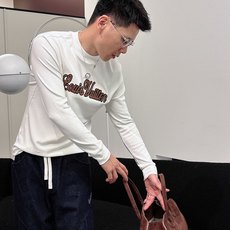 LV 秋冬专柜新款 时尚休闲打底衫长袖T恤,精选进口高密度双面拉架棉面料,精致原版logo打造,舒适性与 LV 秋冬专柜新款 时尚休闲打底衫长袖T恤,精选进口高密度双面拉架棉面料,精致原版logo打造,舒适性与