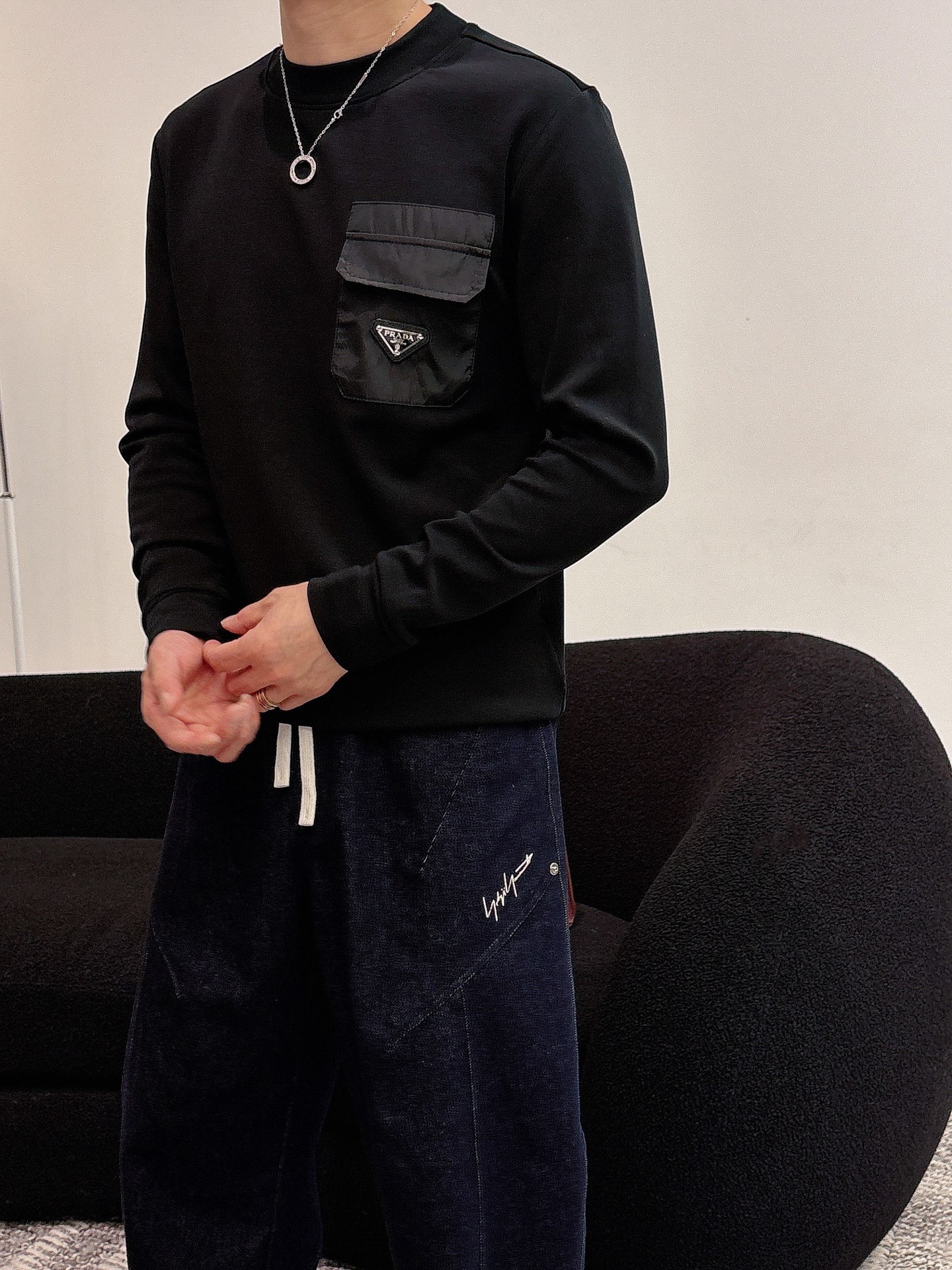 Prada 秋冬专柜新款 时尚休闲打底衫长袖T恤，精选进口高密度双面拉架棉面料，精致原版logo打造，舒