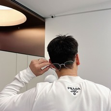Prada 秋冬专柜新款 时尚休闲打底衫长袖T恤,精选进口高密度双面拉架棉面料,精致原版logo打造,舒 Prada 秋冬专柜新款 时尚休闲打底衫长袖T恤,精选进口高密度双面拉架棉面料,精致原版logo打造,舒