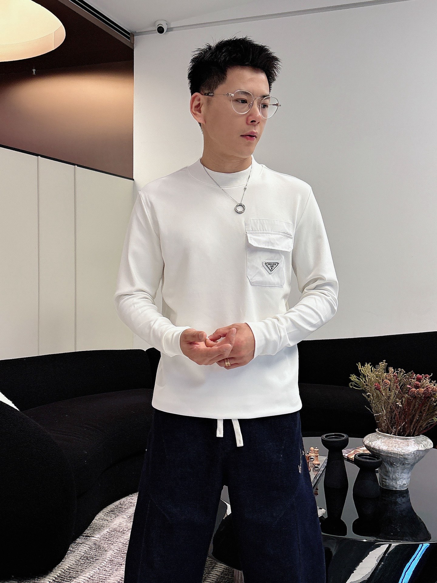 Prada 秋冬专柜新款 时尚休闲打底衫长袖T恤，精选进口高密度双面拉架棉面料，精致原版logo打造，舒