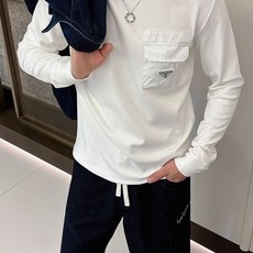 Prada 秋冬专柜新款 时尚休闲打底衫长袖T恤,精选进口高密度双面拉架棉面料,精致原版logo打造,舒 Prada 秋冬专柜新款 时尚休闲打底衫长袖T恤,精选进口高密度双面拉架棉面料,精致原版logo打造,舒