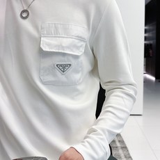 Prada 秋冬专柜新款 时尚休闲打底衫长袖T恤,精选进口高密度双面拉架棉面料,精致原版logo打造,舒 Prada 秋冬专柜新款 时尚休闲打底衫长袖T恤,精选进口高密度双面拉架棉面料,精致原版logo打造,舒