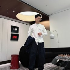 Prada 秋冬专柜新款 时尚休闲打底衫长袖T恤,精选进口高密度双面拉架棉面料,精致原版logo打造,舒 Prada 秋冬专柜新款 时尚休闲打底衫长袖T恤,精选进口高密度双面拉架棉面料,精致原版logo打造,舒
