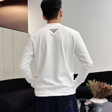 Prada 秋冬专柜新款 时尚休闲打底衫长袖T恤,精选进口高密度双面拉架棉面料,精致原版logo打造,舒 Prada 秋冬专柜新款 时尚休闲打底衫长袖T恤,精选进口高密度双面拉架棉面料,精致原版logo打造,舒