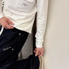 Prada 秋冬专柜新款 时尚休闲打底衫长袖T恤,精选进口高密度双面拉架棉面料,精致原版logo打造,舒 Prada 秋冬专柜新款 时尚休闲打底衫长袖T恤,精选进口高密度双面拉架棉面料,精致原版logo打造,舒