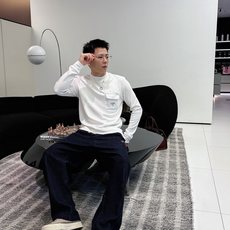Prada 秋冬专柜新款 时尚休闲打底衫长袖T恤,精选进口高密度双面拉架棉面料,精致原版logo打造,舒 Prada 秋冬专柜新款 时尚休闲打底衫长袖T恤,精选进口高密度双面拉架棉面料,精致原版logo打造,舒