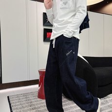 Prada 秋冬专柜新款 时尚休闲打底衫长袖T恤,精选进口高密度双面拉架棉面料,精致原版logo打造,舒 Prada 秋冬专柜新款 时尚休闲打底衫长袖T恤,精选进口高密度双面拉架棉面料,精致原版logo打造,舒