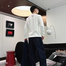 Prada 秋冬专柜新款 时尚休闲打底衫长袖T恤,精选进口高密度双面拉架棉面料,精致原版logo打造,舒 Prada 秋冬专柜新款 时尚休闲打底衫长袖T恤,精选进口高密度双面拉架棉面料,精致原版logo打造,舒