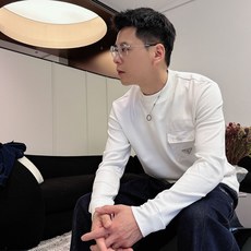 Prada 秋冬专柜新款 时尚休闲打底衫长袖T恤,精选进口高密度双面拉架棉面料,精致原版logo打造,舒 Prada 秋冬专柜新款 时尚休闲打底衫长袖T恤,精选进口高密度双面拉架棉面料,精致原版logo打造,舒