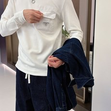 Prada 秋冬专柜新款 时尚休闲打底衫长袖T恤,精选进口高密度双面拉架棉面料,精致原版logo打造,舒 Prada 秋冬专柜新款 时尚休闲打底衫长袖T恤,精选进口高密度双面拉架棉面料,精致原版logo打造,舒