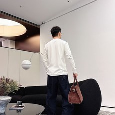 Burberry 秋冬专柜新款 时尚休闲打底衫长袖T恤,精选进口高密度双面拉架棉面料,精致原版logo打 Burberry 秋冬专柜新款 时尚休闲打底衫长袖T恤,精选进口高密度双面拉架棉面料,精致原版logo打
