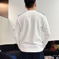 Burberry 秋冬专柜新款 时尚休闲打底衫长袖T恤,精选进口高密度双面拉架棉面料,精致原版logo打 Burberry 秋冬专柜新款 时尚休闲打底衫长袖T恤,精选进口高密度双面拉架棉面料,精致原版logo打