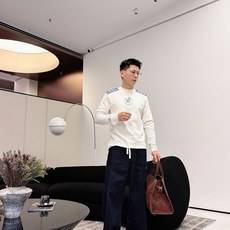 Burberry 秋冬专柜新款 时尚休闲打底衫长袖T恤,精选进口高密度双面拉架棉面料,精致原版logo打 Burberry 秋冬专柜新款 时尚休闲打底衫长袖T恤,精选进口高密度双面拉架棉面料,精致原版logo打