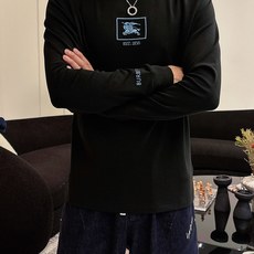 Burberry 秋冬专柜新款 时尚休闲打底衫长袖T恤,精选进口高密度双面拉架棉面料,精致原版logo打 Burberry 秋冬专柜新款 时尚休闲打底衫长袖T恤,精选进口高密度双面拉架棉面料,精致原版logo打