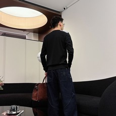 Burberry 秋冬专柜新款 时尚休闲打底衫长袖T恤,精选进口高密度双面拉架棉面料,精致原版logo打 Burberry 秋冬专柜新款 时尚休闲打底衫长袖T恤,精选进口高密度双面拉架棉面料,精致原版logo打
