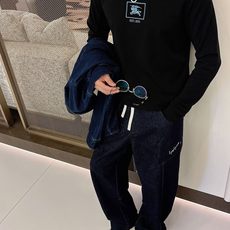 Burberry 秋冬专柜新款 时尚休闲打底衫长袖T恤,精选进口高密度双面拉架棉面料,精致原版logo打 Burberry 秋冬专柜新款 时尚休闲打底衫长袖T恤,精选进口高密度双面拉架棉面料,精致原版logo打