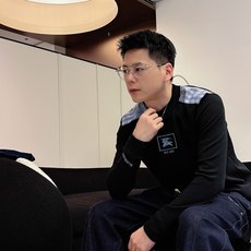 Burberry 秋冬专柜新款 时尚休闲打底衫长袖T恤,精选进口高密度双面拉架棉面料,精致原版logo打 Burberry 秋冬专柜新款 时尚休闲打底衫长袖T恤,精选进口高密度双面拉架棉面料,精致原版logo打